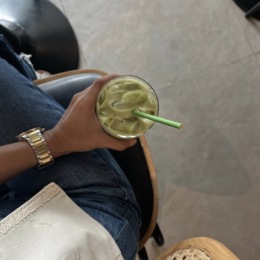  hand holding a matcha drink